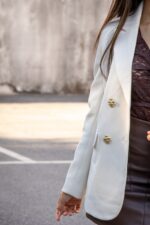 BLAZER BRANCO COM BOTÕES DOURADOS PONTO CHIC - Image 3