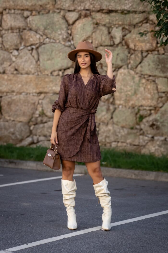 VESTIDO CASTANHO TEXTURADO PONTO CHIC - Image 1