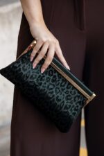 MALA CLUTCH PRETA COM PADRÃO ANIMAL TONE ON TONE PONTO CHIC