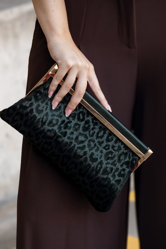MALA CLUTCH PRETA COM PADRÃO ANIMAL TONE ON TONE PONTO CHIC - Image 1