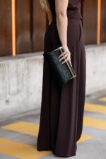 MALA CLUTCH PRETA COM PADRÃO ANIMAL TONE ON TONE PONTO CHIC - Image 2