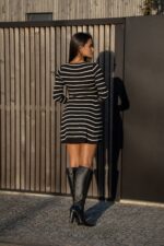 VESTIDO PRETO ÀS RISCAS BRANCAS PONTO CHIC - Image 4