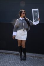 CAMISOLA CINZENTA COM GOLA CAMISEIRO E APLICAÇÕES DIXIE - Image 3