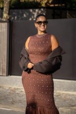 VESTIDO CASTANHO COM APLICAÇÕES METÁLICAS PONTO CHIC - Image 3