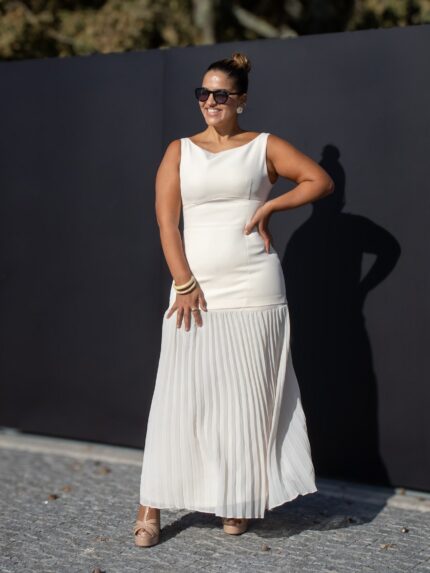 VESTIDO BEGE COM PLISSADO INFERIOR PONTO CHIC