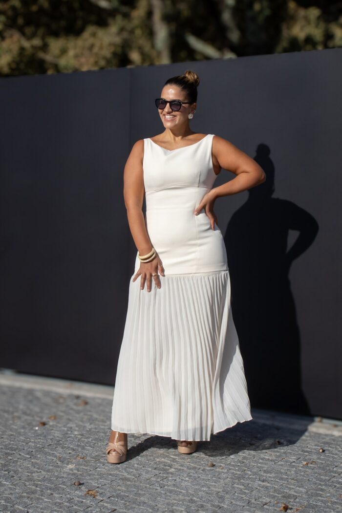 VESTIDO BEGE COM PLISSADO INFERIOR PONTO CHIC - Image 1