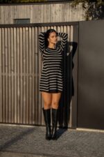 VESTIDO PRETO ÀS RISCAS BRANCAS PONTO CHIC - Image 3