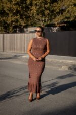 VESTIDO CASTANHO COM APLICAÇÕES METÁLICAS PONTO CHIC