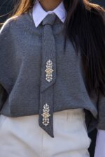 CAMISOLA CINZENTA COM GOLA CAMISEIRO E APLICAÇÕES DIXIE - Image 2