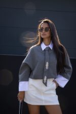 CAMISOLA CINZENTA COM GOLA CAMISEIRO E APLICAÇÕES DIXIE