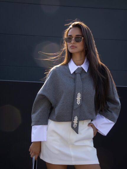 CAMISOLA CINZENTA COM GOLA CAMISEIRO E APLICAÇÕES DIXIE