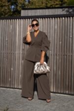 CONJUNTO CASTANHO COM BLAZER E CALÇA PONTO CHIC