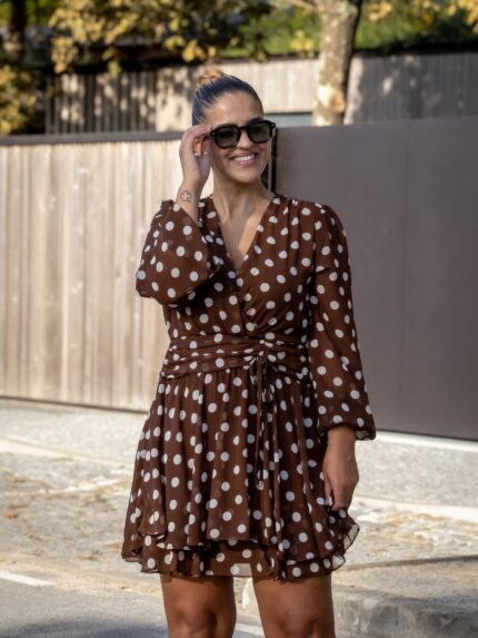 VESTIDO CASTANHO CURTO COM BOLAS BRANCAS PONTO CHIC