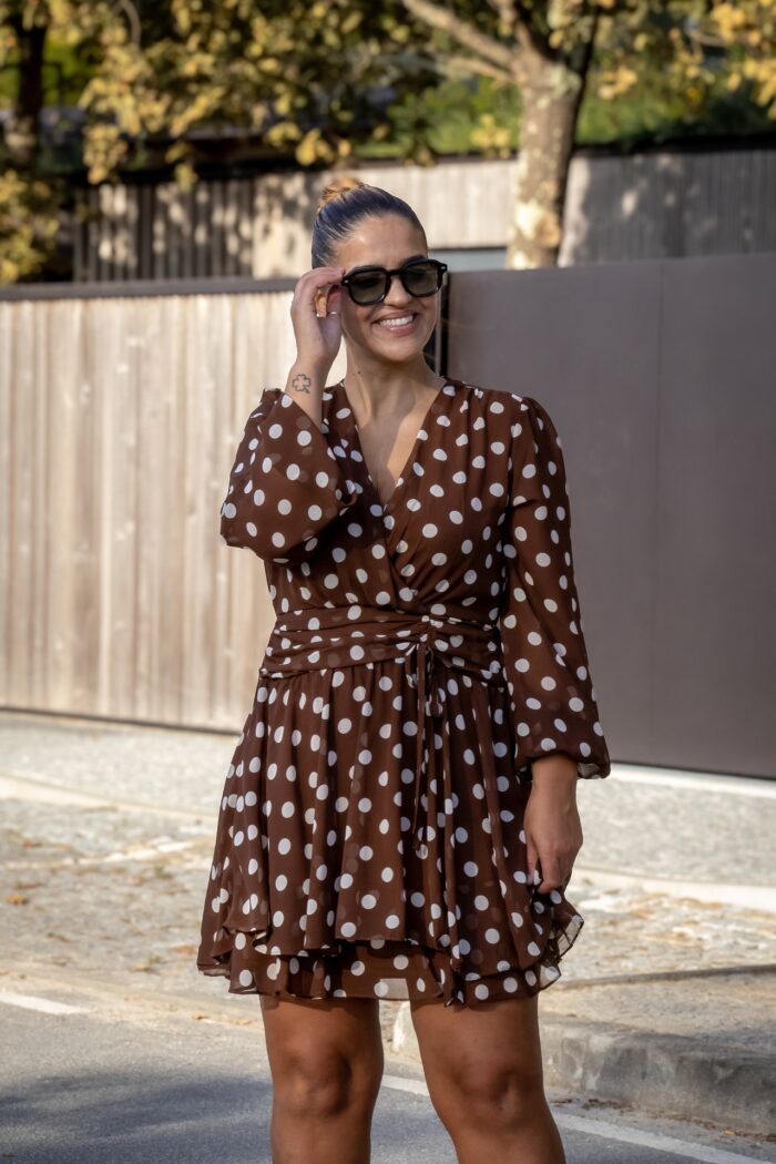 VESTIDO CASTANHO CURTO COM BOLAS BRANCAS PONTO CHIC - Image 1