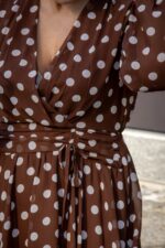 VESTIDO CASTANHO CURTO COM BOLAS BRANCAS PONTO CHIC - Image 3