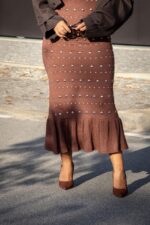 VESTIDO CASTANHO COM APLICAÇÕES METÁLICAS PONTO CHIC - Image 5