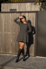 VESTIDO PRETO ÀS RISCAS BRANCAS PONTO CHIC