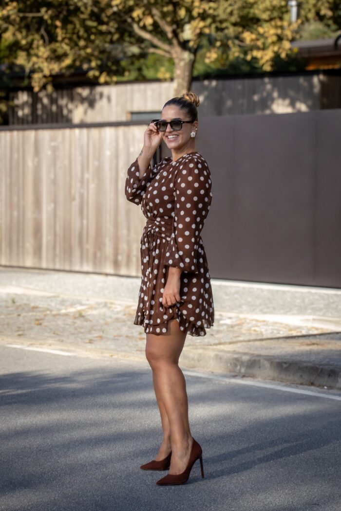 VESTIDO CASTANHO CURTO COM BOLAS BRANCAS PONTO CHIC - Image 2