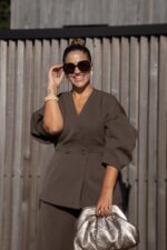 CONJUNTO CASTANHO COM BLAZER E CALÇA PONTO CHIC - Image 2