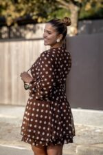 VESTIDO CASTANHO CURTO COM BOLAS BRANCAS PONTO CHIC - Image 5