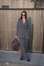 CONJUNTO CINZENTO BEGE COM BLAZER E CALÇA DIXIE