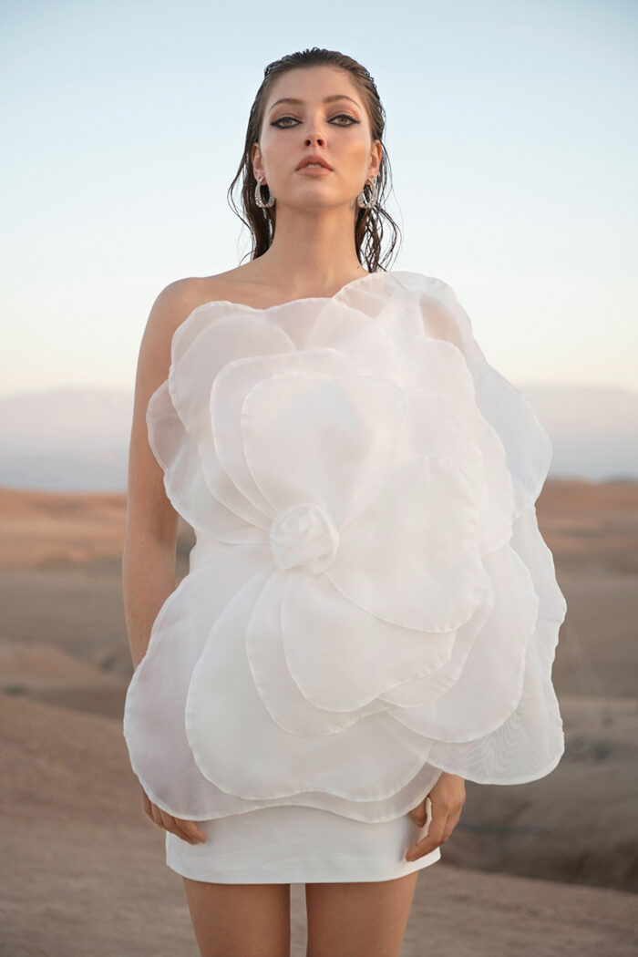 VESTIDO ACETINADO COM MAXIFLOR BRANCO SAHOCO - Imagen 1