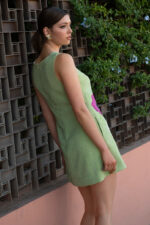 VESTIDO CURTO VERDE COM APLICAÇÃO DE FLORES SAHOCO - Imagen 3