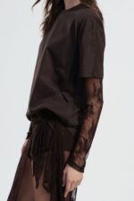 T-SHIRT CASTANHA COM RENDA DIXIE - Image 3