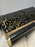 MALA CLUTCH PRETA COM DETALHE DOURADO PONTO CHIC - Image 2