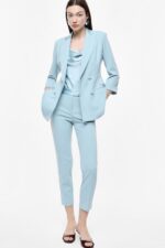 CALÇA AZUL CIANO DE CINTURA SUBIDA COM BOTÃO FORRADO IMPERIAL