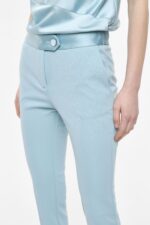 CALÇA AZUL CIANO DE CINTURA SUBIDA COM BOTÃO FORRADO IMPERIAL - Image 3