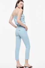 CALÇA AZUL CIANO DE CINTURA SUBIDA COM BOTÃO FORRADO IMPERIAL - Image 2