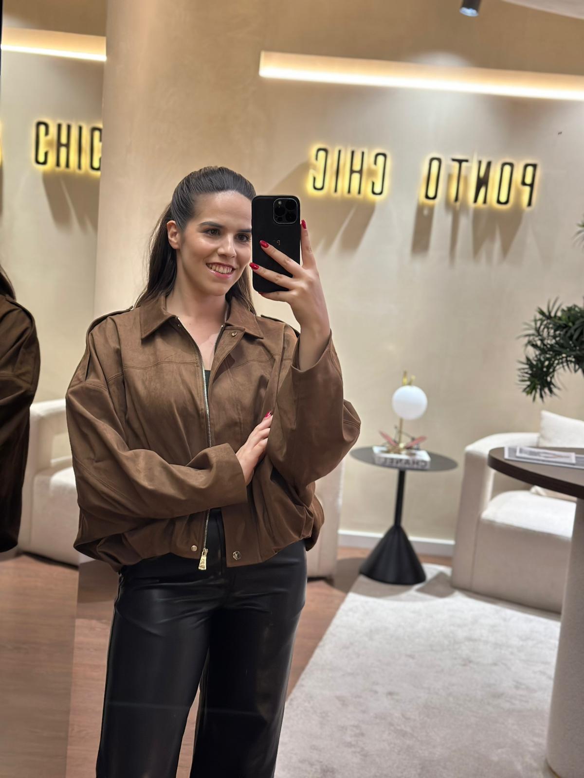 104c7834-a46b-4dfd-9d91-87b1955fb720 CASACO CAMEL EM CAMURÇA SINTÉTICA PONTO CHIC - Image 2