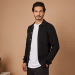 CASACO TRICOT CANELADO COM BOLSO PRETO ZOLF