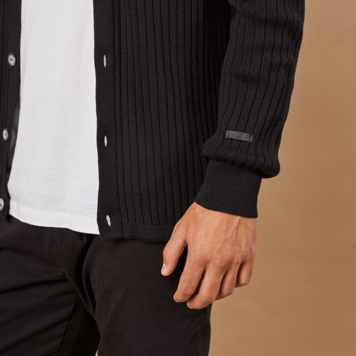 CASACO TRICOT CANELADO COM BOLSO PRETO ZOLF - Image 2