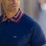 POLO PIQUÉ AZUL COM RISCA BORDEAUX ZOLF - Image 3