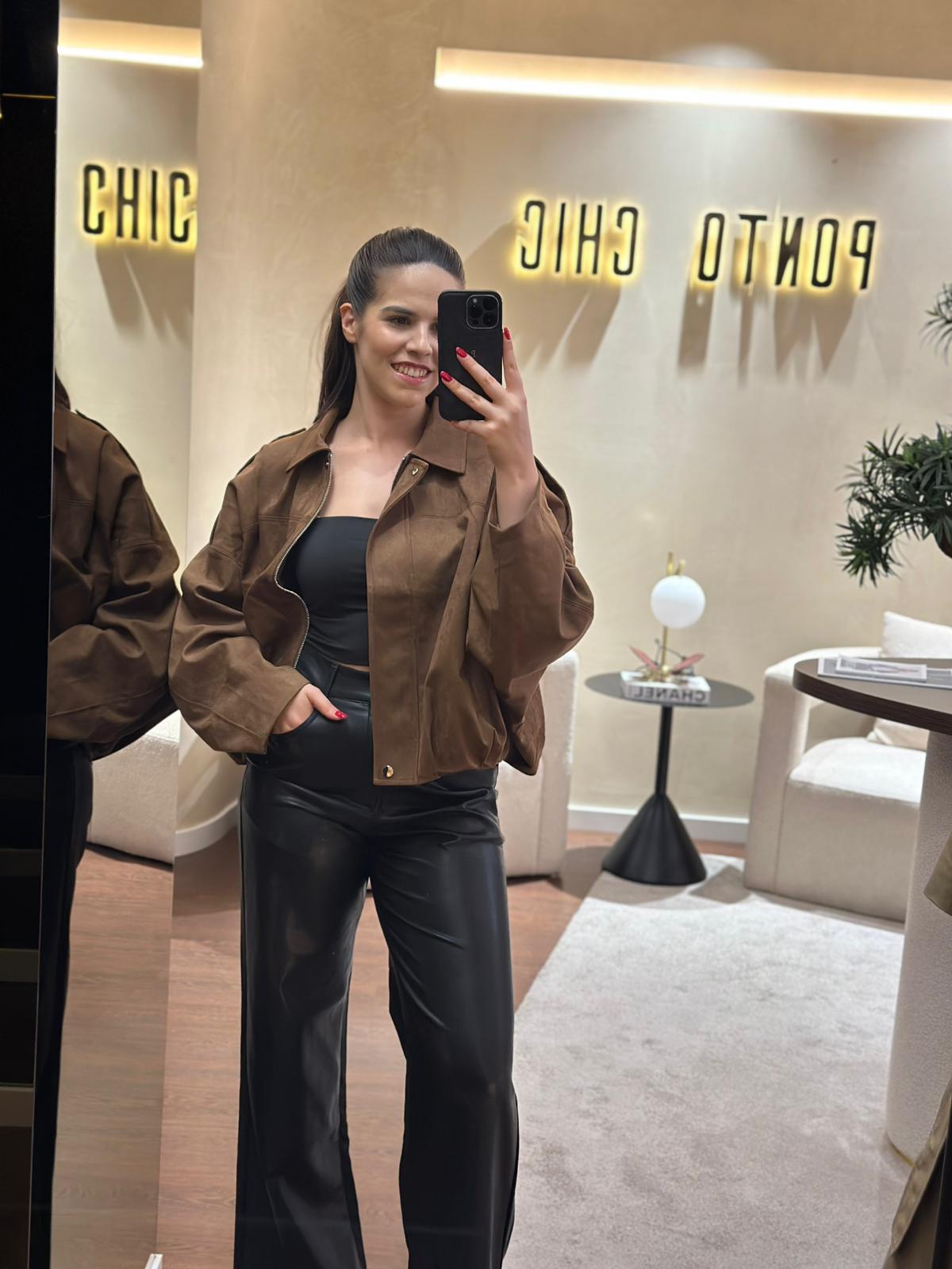 5e6a263c-c416-4aef-b870-87cb74a11b5c CASACO CAMEL EM CAMURÇA SINTÉTICA PONTO CHIC - Image 3