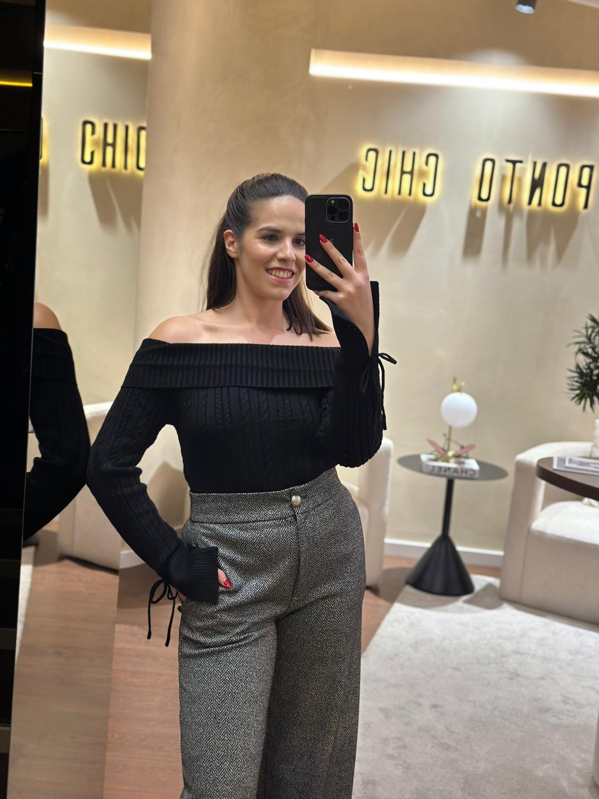 63cd6088-872f-4757-857d-ff3fb6d89b64 CAMISOLA PRETA DECOTE BARCO PONTOCHIC - Image 1