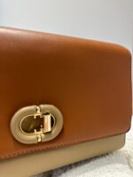 MALA CASTANHA E BEGE COM FECHO DOURADO PONTO CHIC - Image 3