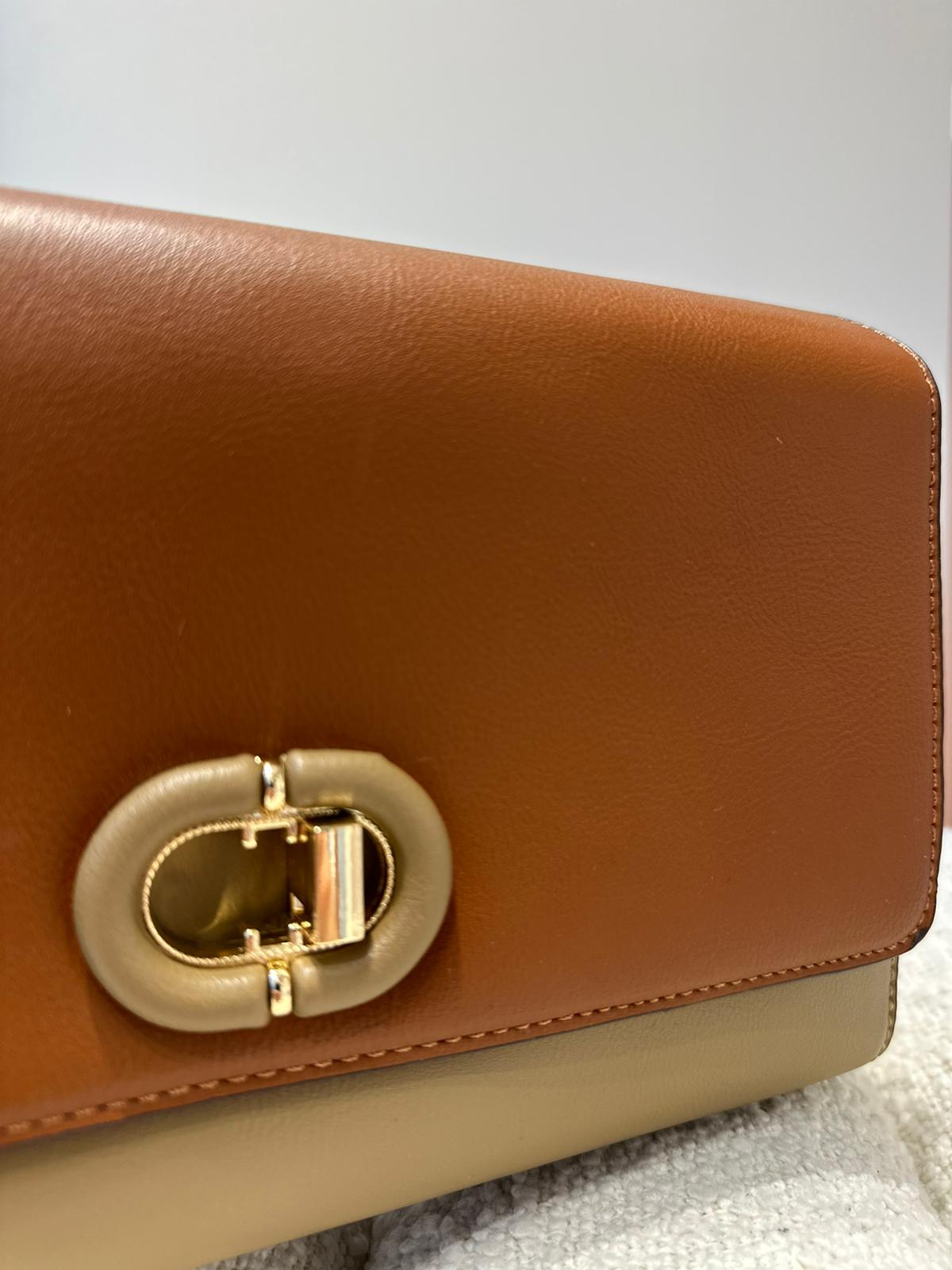 686a1461-f7f3-4966-8a94-e28e0663e69a MALA CASTANHA E BEGE COM FECHO DOURADO PONTO CHIC - Image 3