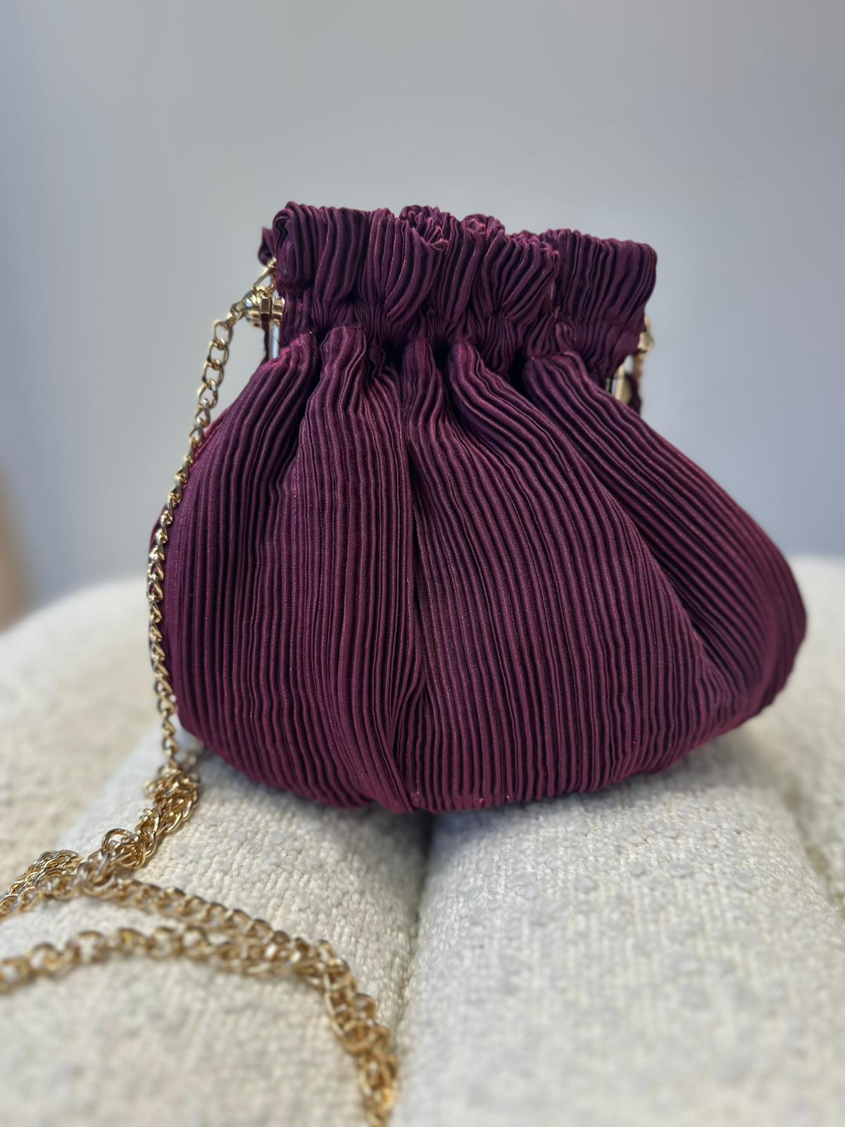 868661ae-f796-41cb-82b5-352e86dfcbe4 MALA BORDÔ EM PLISSADO COM CORRENTE PONTO CHIC - Image 2