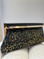 MALA CLUTCH PRETA COM DETALHE DOURADO PONTO CHIC