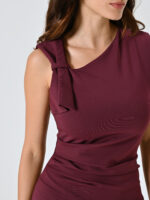 VESTIDO BORDO COM DRAPEADO E LAÇO NO OMBRO RINASCIMENTO - Image 3