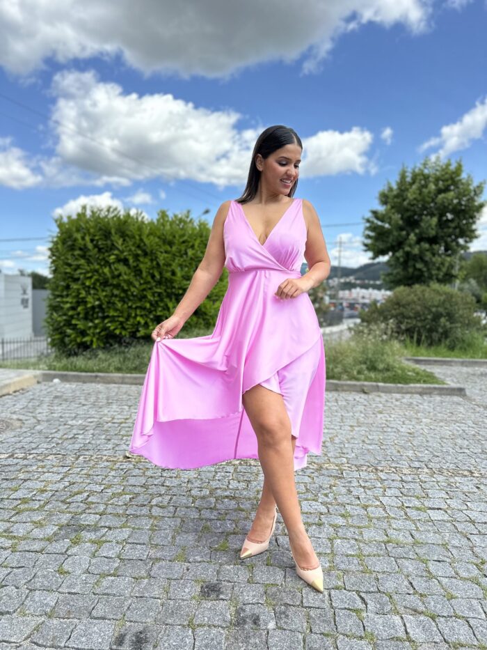 VESTIDO ROSA CLARO COM DECOTE EM V E LAÇO RINASCIMENTO - Image 1