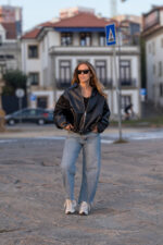 CALÇA JEANS AZUL COM BAINHA RASGADA PONTO CHIC