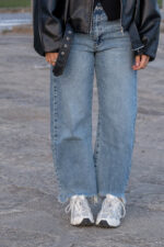 CALÇA JEANS AZUL COM BAINHA RASGADA PONTO CHIC - Image 6