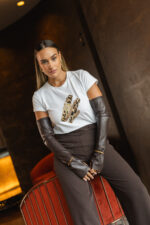 T-SHIRT BRANCA COM APLICAÇÃO DE RELÓGIO ANIMAL PRINT MISS YOU