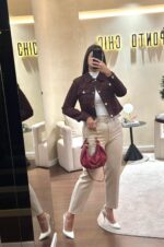 CASACO BORDEAUX COM BOLSOS E BOTÕES DOURADOS PONTO CHIC - Image 2