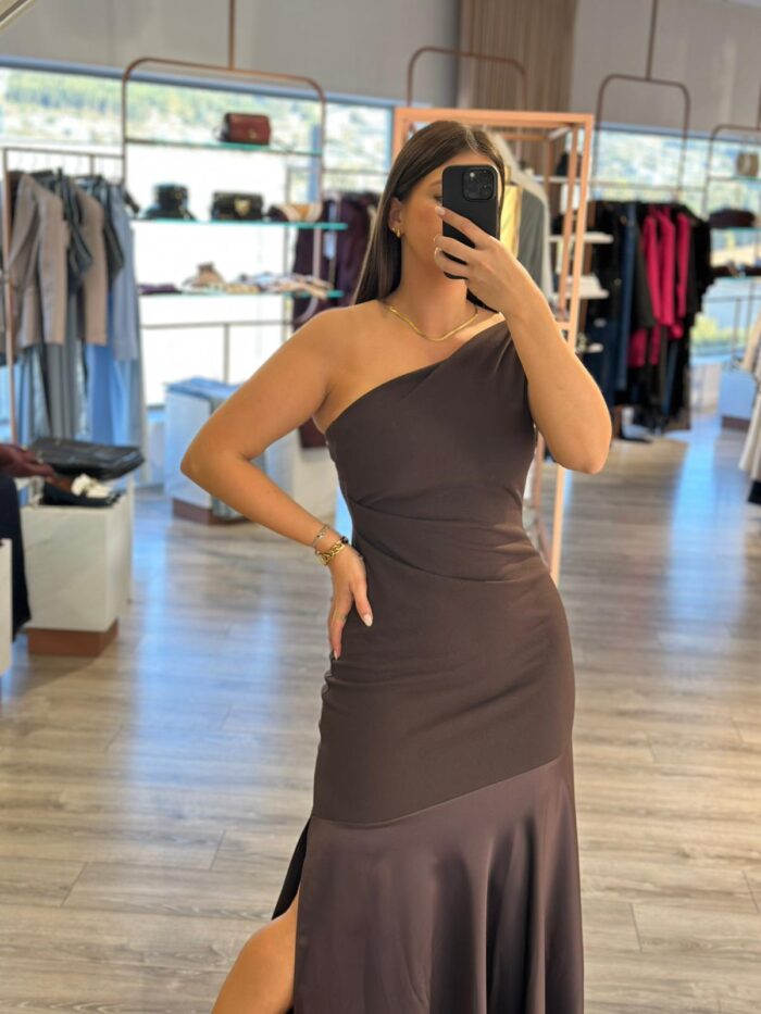 VESTIDO COMPRIDO CASTANHO DE UM OMBRO SÓ RINASCIMENTO - Image 3