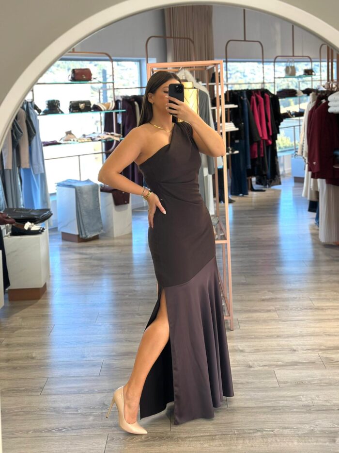 VESTIDO COMPRIDO CASTANHO DE UM OMBRO SÓ RINASCIMENTO - Image 2